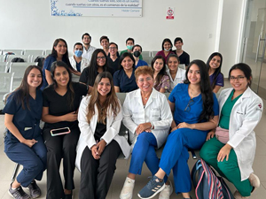 La Dra. Luisa Mera Hugo con estudiantes de la carrera de Medicina de la UCSG.